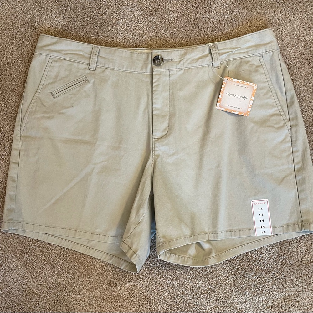 Dockers NWT Tan Khaki Shorts Size 14